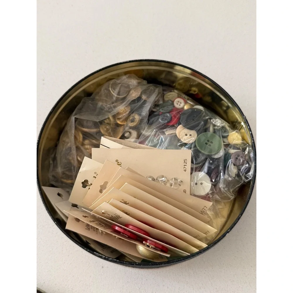 Vintage Singer Sewing Tin with Large Mixed Lot La Mode and Loose Buttons